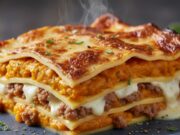 Oltre il solito ragù: la lasagna bianca con zucca, salsiccia e scamorza che vince sull’autunno