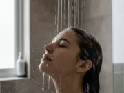 Lavare capelli ogni giorno: 3 miti da sfatare sulla frequenza ideale