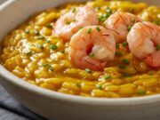 Risotto gamberi e zafferano: la cremosità che ti cambia la cena Ricetta risotto gamberi e zafferano