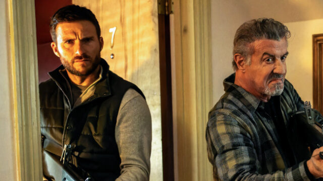 Scott Eastwood e Sylvester Stallone in una scena del film Alarum