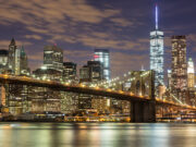 New York non è mai stata così personale: il viaggio ridisegnato nella Grande Mela Brooklyn Bridge and Downtown Skyscrapers in New York at Night