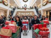 Black Friday e oltre: quando è il momento migliore per comprare i regali di Natale evitando il caro-prezzi Regalo di Natale solitario su una bilancia vintage, che pesa il momento giusto per comprare.