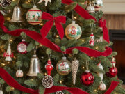 Albero di Natale 2025: perché quest’anno abbiamo tutti voglia di velluto e nostalgia Dettaglio albero di Natale: nastri di velluto cremisi e decorazioni vintage. Atmosfera calda e nostalgica.
