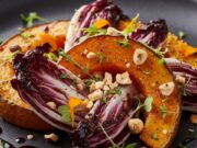 L’antipasto vegano delle feste pronto in mezz’ora: zucca, radicchio e nocciole Antipasto vegano con spicchi di zucca arrostiti, radicchio croccante e granella di nocciole tostate su piatto rustico.