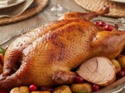 L’arrosto regale di Natale: anatra tenerissima con croccante di castagne e salsa rubino Arrosto di anatra intero per Natale, lucido, con castagne croccanti e ricca salsa rubino.