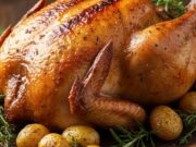 Come cucinare l’arrosto di Cappone senza farlo asciugare: la cottura segreta dei grandi chef Cappone arrosto intero, pelle dorata e croccante, succoso, affiancato da patate e rosmarino, pronto per il servizio.