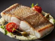 Baccalà gourmet in mezz’ora: la cottura segreta per un secondo facile e scenografico Filetto di baccalà cotto a bassa temperatura con pelle croccante, impiattamento gourmet su fondo scuro.