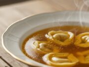 Brodo di Natale chiarificato in 3 mosse: il segreto per tortellini da chef in poco tempo Brodo di Natale chiarificato ambrato, perfetto per tortellini in atmosfera festiva.