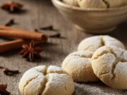 Cavallucci di Siena: la ricetta autentica per un Natale profumato e indimenticabile Cavallucci di Siena, biscotti speziati di Natale dall'aspetto rustico, disposti su piatto in ceramica bianca.