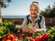 I segreti dei centenari: il protocollo delle zone blu per vivere fino a 100 anni Anziana donna sorridente che lavora nell'orto in un ambiente soleggiato, simbolo della longevità delle Zone Blu.
