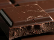 Sostanze cancerogene nel cioccolato? Ecco come leggere l’etichetta Invitante pezzo di cioccolato fondente di alta qualità, con una rottura netta che ne rivela la croccantezza.