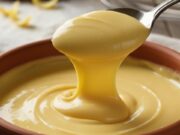 Crema pasticcera tornata liquida in frigo: l’errore enzimatico della cottura incompleta Crema pasticcera vellutata e lucida, giallo intenso, servita in una ciotola rustica pronta per essere gustata.