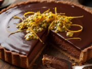 Crostata fondente e frutto della passione: l’incontro esotico che non ti aspetti Crostata moderna al cioccolato fondente con ganache lucida e topping di polpa fresca di frutto della passione esotica.