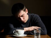 Come difendersi dai 10 tipi di psico-vampiri emotivi Volto in ombra che riflette esaurimento emotivo dopo aver subito un attacco da psico-vampiri.