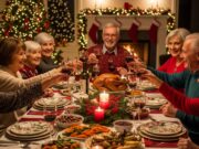 A tavola a Natale: le 5 cose da non fare mai durante il pranzo con i parenti Famiglia sorridente riunita a tavola durante il pranzo di Natale in un ambiente festivo.