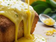 La glassa al limone perfetta in 5 minuti: solo due ingredienti e il risultato è da pasticceria Glassa al limone brillante e densa, appena colata su un dolce, con scorze di limone grattugiate fresche.