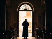 Il parroco e la guerra silenziosa contro gli usurai: «È la mia guerra santa»