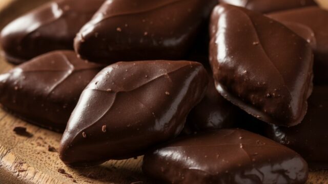 Mostaccioli napoletani al cioccolato, biscotti speziati a forma di rombo su piatto di ceramica rustica.