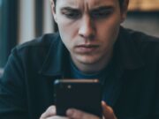 L’ex si fa sentire: come rispondere ai messaggi senza ricadere nella trappola