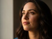 Non ero etero, non ero bisex: la chiarezza arrivata con la prima esperienza lesbo Ritratto di Liliana sorridente, che simboleggia la scoperta e l'accettazione della sua identità lesbica.