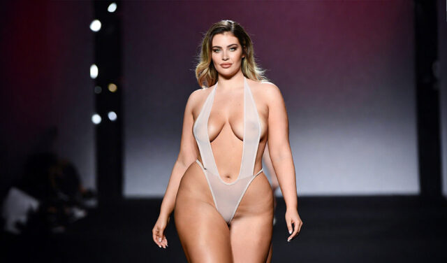 Modella curvy in passerella