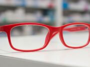 Occhiali low cost in farmacia: i limiti delle lenti pre-montate e cosa manca Primo piano su occhiali low cost.