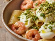 Paccheri Cremosi con Gamberi, Burrata e Granella di Pistacchio Paccheri al dente conditi con salsa cremosa, gamberi freschi, burrata filante e granella di pistacchio.