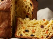 Il vero Panettone: la ricetta scientifica di Iginio Massari per il lievito madre Panettone artigianale alto, tagliato a fette, con canditi e lievito madre, su tavola di legno festiva.