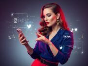 Dalla playmate all’influencer: il nuovo ruolo delle “bunny” nell’era dei social media Una moderna influencer, che ricorda una playmate, utilizza il suo smartphone in una posa glamour e professionale, con un logo di social media sullo sfondo.