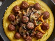 Polenta, salsiccia e funghi: l’abbraccio invernale cremoso che non ti aspetti