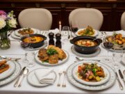 Pranzi della domenica 2025: i nuovi trend della cucina lenta, dalla nonna a TikTok Una tavola imbandita per un ricco pranzo della domenica in stile slow cooking, con piatti della tradizione e un tocco moderno.