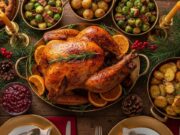 Basta panico da festa: ecco i 4 segreti per un pranzo di Natale talmente buono che dovrai nascondere il bis Tavola di Natale imbandita con piatti tradizionali, decorazioni festive rosse e luce calda accogliente.