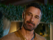 Amici Comuni: il film con Raoul Bova debutta il 13 febbraio su Paramount+ Raoul Bova in una scena del film Amici Comuni