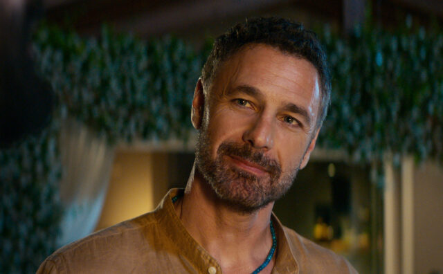 Raoul Bova in una scena del film Amici Comuni