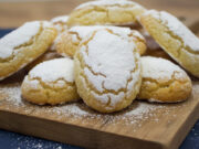Ricciarelli pronti in 30 minuti: ecco come ottenere la forma perfetta senza stampi Biscotti ricciarelli freschi di mandorle, ricoperti generosamente di zucchero a velo.