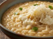 Risotto perfetto in 15 minuti: il brodo rapido che non ti farà rimpiangere quello classico Cremoso risotto veloce impiattato in una ciotola di ceramica, mantecato alla perfezione con parmigiano grattugiato.