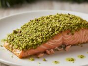 Salmone in crosta al pistacchio: il secondo di Natale pronto in 20 minuti che sembra fatto da uno chef Filetto di salmone glassato in crosta croccante di pistacchio, servito elegantemente come secondo piatto di Natale.