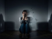 La sindrome di Cotard: la terrificante malattia di chi è convinto di essere già morto Illustrazione concettuale della Sindrome di Cotard, con una figura umana in penombra che si dissolve, simboleggiando la negazione dell'esistenza.