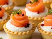 Antipasti di Capodanno pronti in 10 minuti: le tartellette al salmone scenografiche senza cottura Eleganti tartellette salate ripiene di mousse al formaggio e spirali di salmone affumicato, perfette come antipasto di Capodanno.