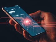 Bonifici fantasma e furto di credenziali: i segnali che indicano un trojan sul tuo smartphone Primo piano sullo smartphone infetto: fili rossi e codice binario rappresentano il trojan bancario.