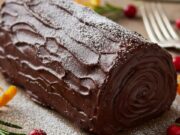 L’alternativa furba al Panettone: come preparare il tronchetto in 3 mosse Tronchetto dolce natalizio, ricoperto di glassa al cioccolato fondente e decorazioni di Natale, alternativa al panettone.