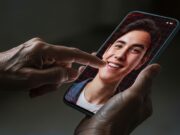 Truffe agli anziani: il pericolo del finto nipote virtuale e i consigli per la sicurezza 2025 Mano anziana verso uno schermo. L'immagine del finto nipote è un glitch digitale.