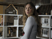 Una di Famiglia – The Housemaid: Sweeney vs Seyfried Sydney Sweeney nel ruolo di Millie Calloway nel film "Una di famiglia - The Housemaid"