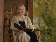 Michelle Pfeiffer e Kurt Russell in The Madison: debutto su Paramount+ il 14 marzo Michelle Pfeiffer seduta su una sedia a dondolo in legno nel portico di un ranch nella serie The Madison