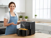 Cosori 5.5L recensione completa: test cottura, design e consumi reali Friggitrice ad aria Cosori 5.5L in funzione: cestello quadrato aperto con patatine fritte fumanti durante la prova di cottura