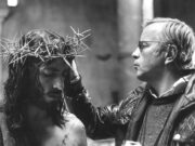 Firenze celebra il mito di Zeffirelli: premi speciali per Plácido Domingo e Robert Powell Franco Zeffirelli sul set di Gesù di Nazareth con Robert Powell, premiato al Premio Franco Zeffirelli