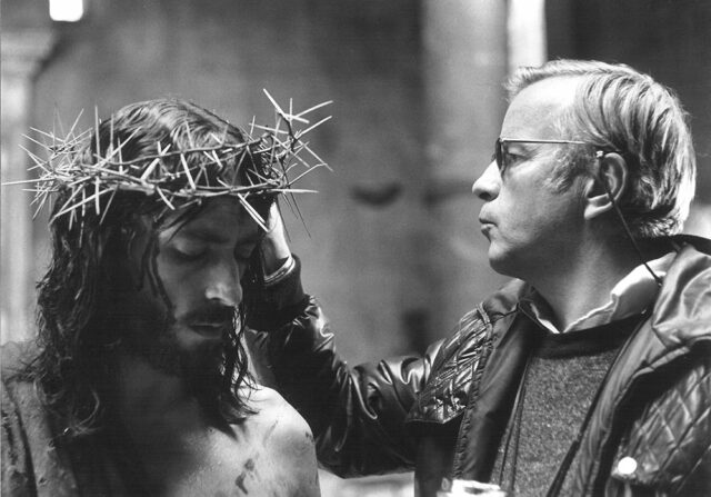 Franco Zeffirelli sul set di Gesù di Nazareth con Robert Powell, premiato al Premio Franco Zeffirelli