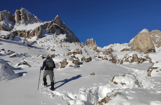 Escursione con le ciaspole verso il Rifugio Roda di Vael (Rotwand), nel gruppo del Catinaccio (Dolomiti)