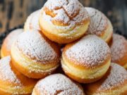 Bomboloni alla ricotta pronti in 15 minuti: la ricetta furba senza lievitazione Bomboloni veloci alla ricotta fritti, dorati e sofficissimi, spolverati con abbondante zucchero a velo.