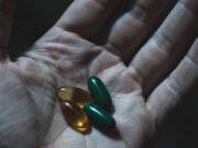 Integratori naturali: innocui o pericolosi? la verità sui rischi nascosti Mano che regge integratori alimentari naturali e capsule in gel, simbolo dei rischi e delle interazioni epatiche.